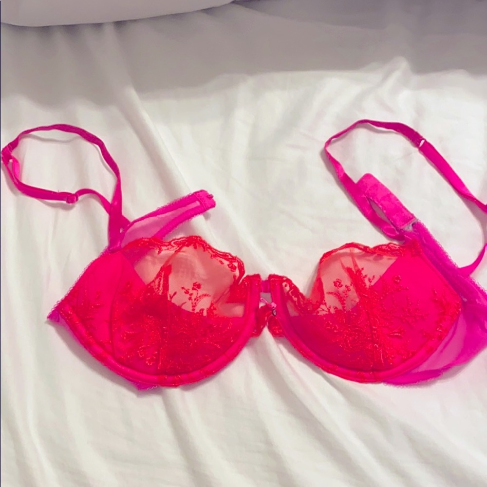 Beautiful hot pink VS bra - like new!